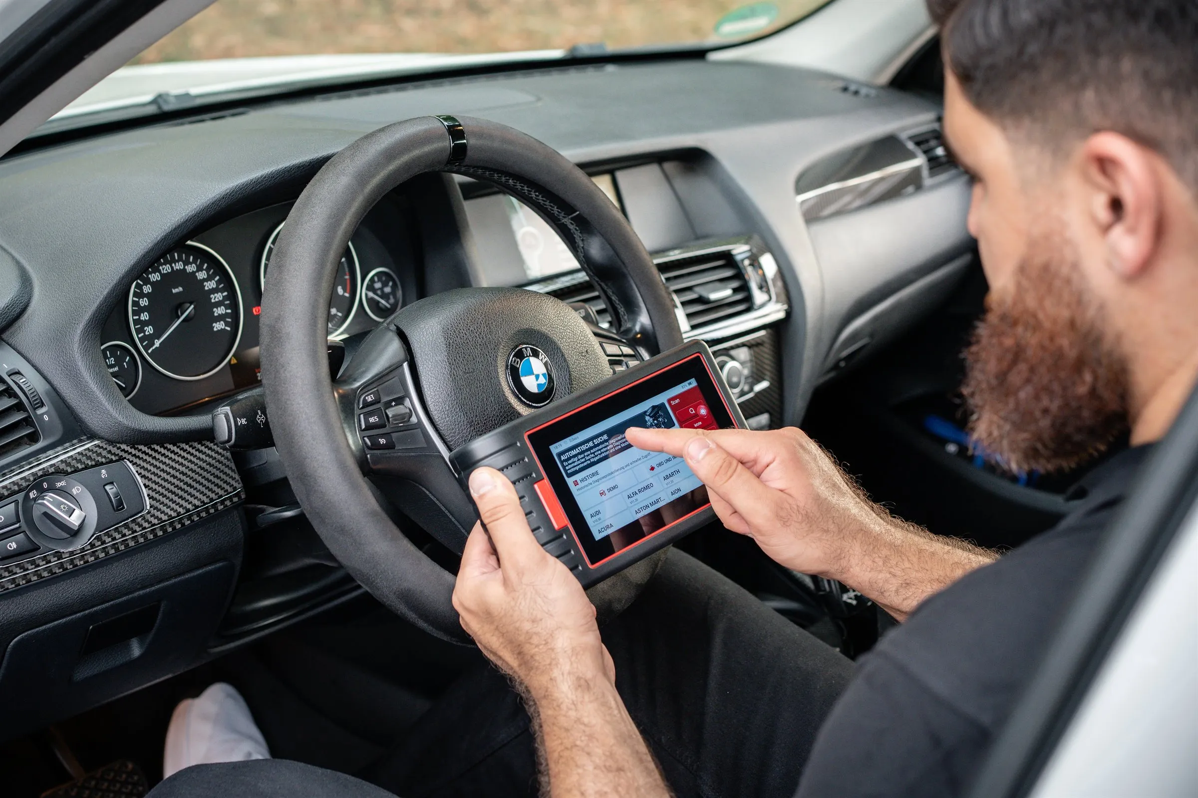 Auslesen der Fahrzeugdaten mit dem Diagnosegerät