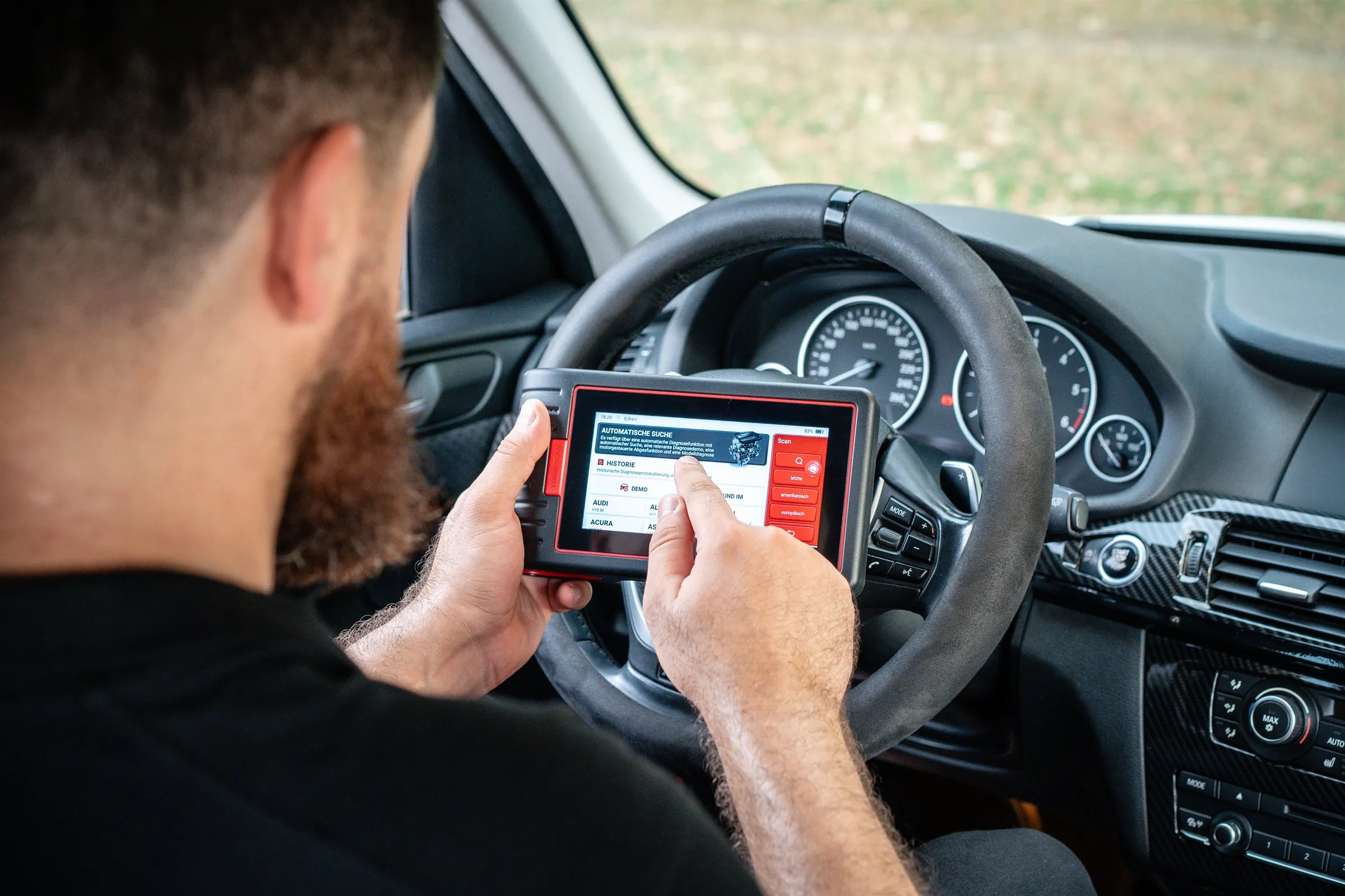 Auslesen der Fahrzeugdaten mit dem Diagnosegerät im Cockpit